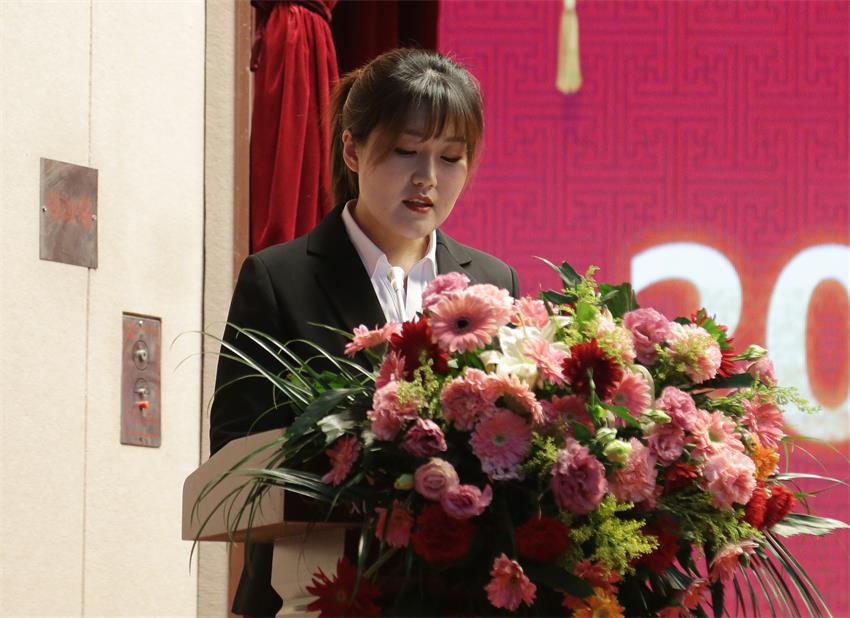 集团副总、江苏树恩教育科技有限公司总经理郭晏彤同志宣读《关于2019年九州jiuzhou（中国）集团下达各校区招生计划的意见》